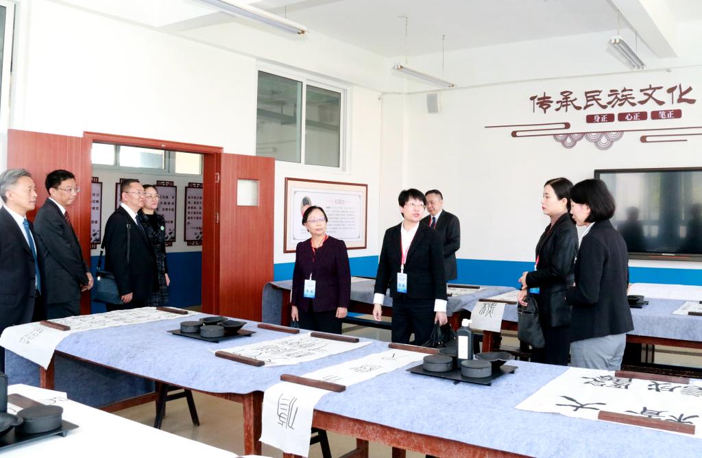 专家组走访医学实验中心博约书院