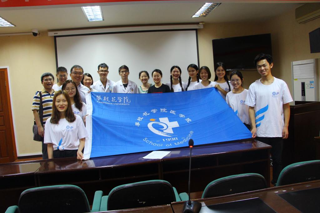 医学院暑期实践小分队走访优秀校友