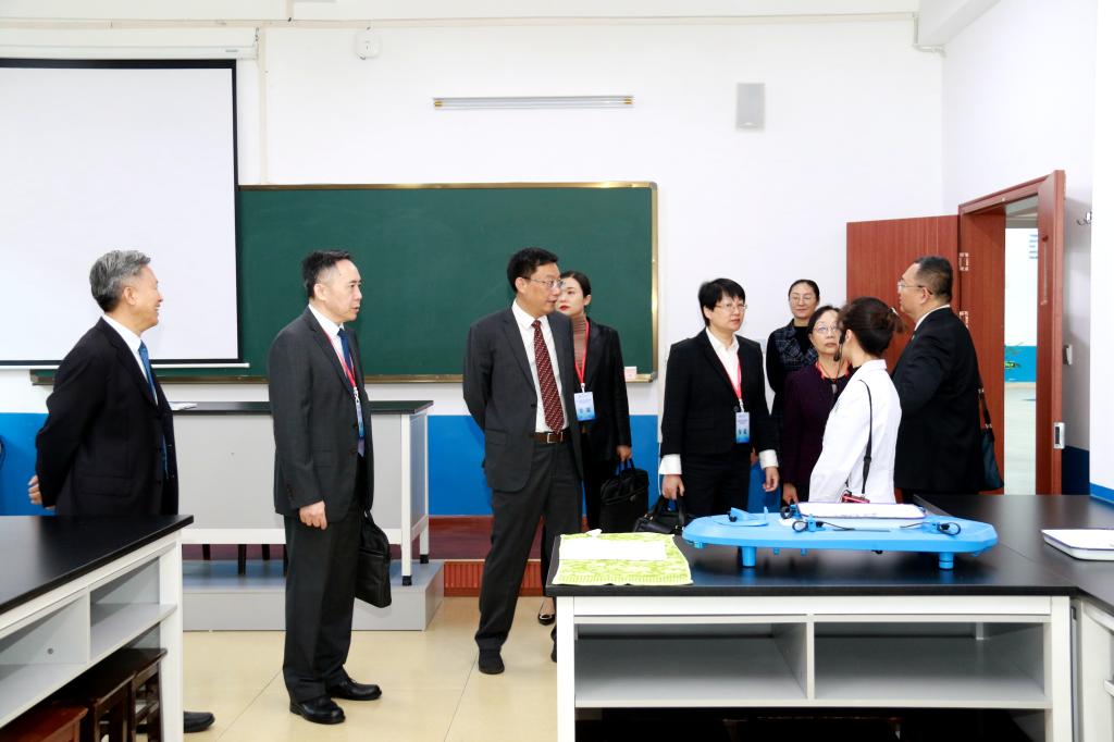 专家组走访医学实验中心机能学实验室