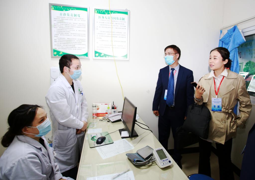 专家与实习生交流