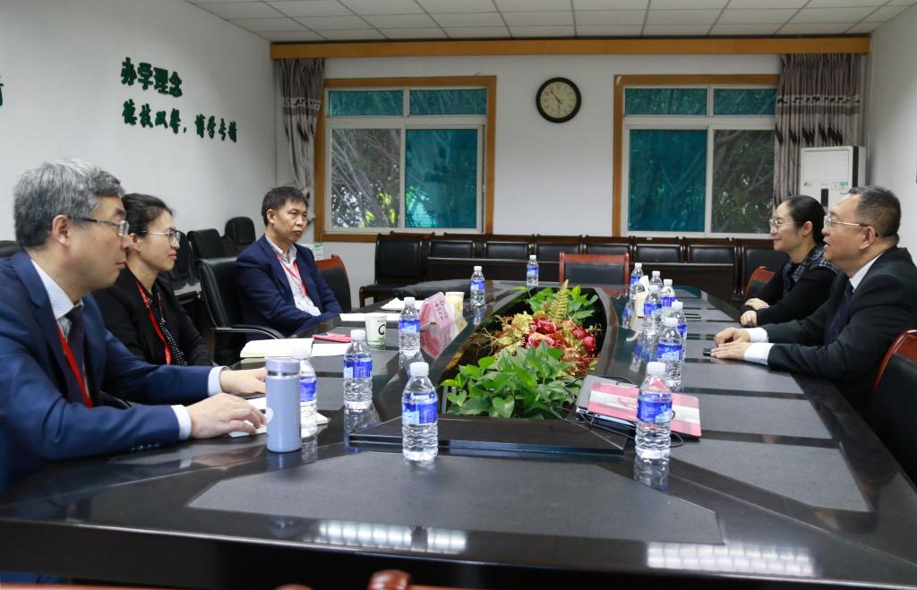 专家组与教学管理人员座谈