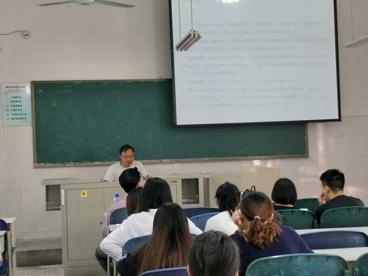 盐边县中医院院长胡强为我院学生开宣讲会现场