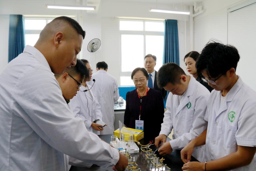 专家组走访医学实验中心外科动物手术室