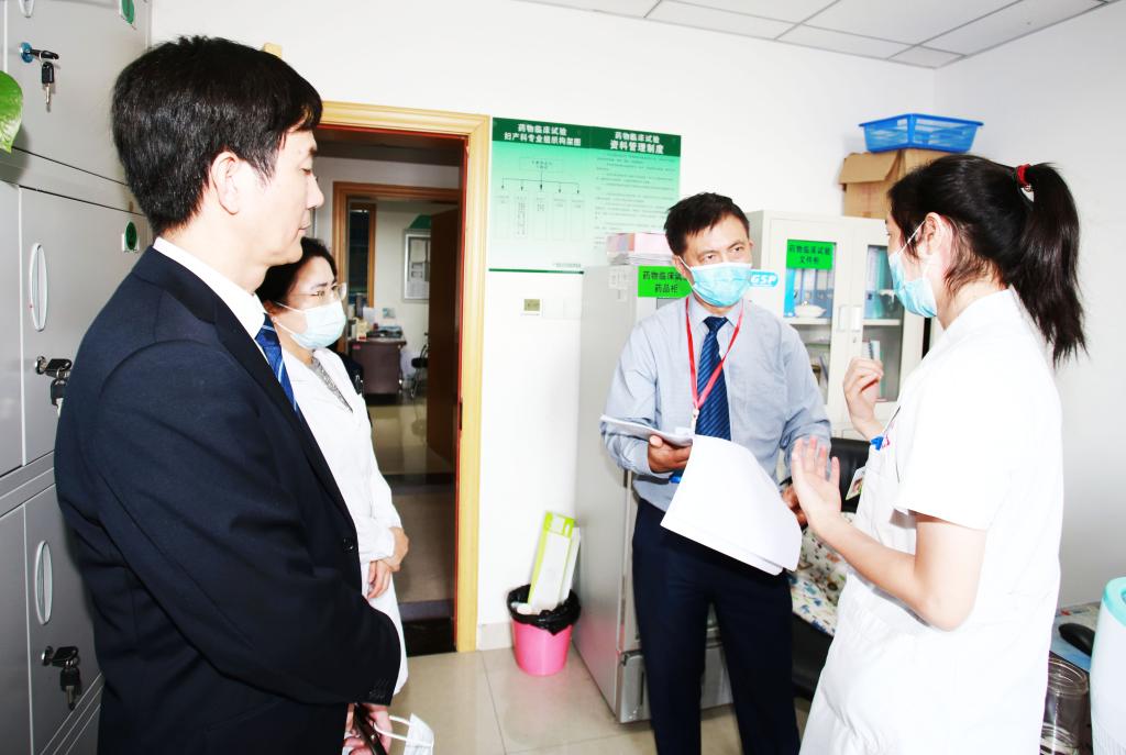 专家在妇产科查阅资料