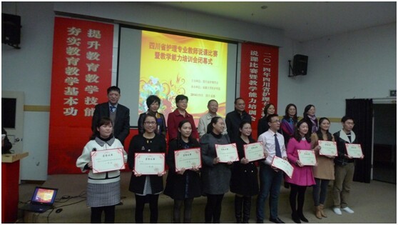 本科组一等奖获奖选手段思羽(前排左五)照片