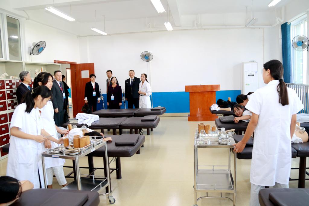 专家组走访医学实验中心传统康复室