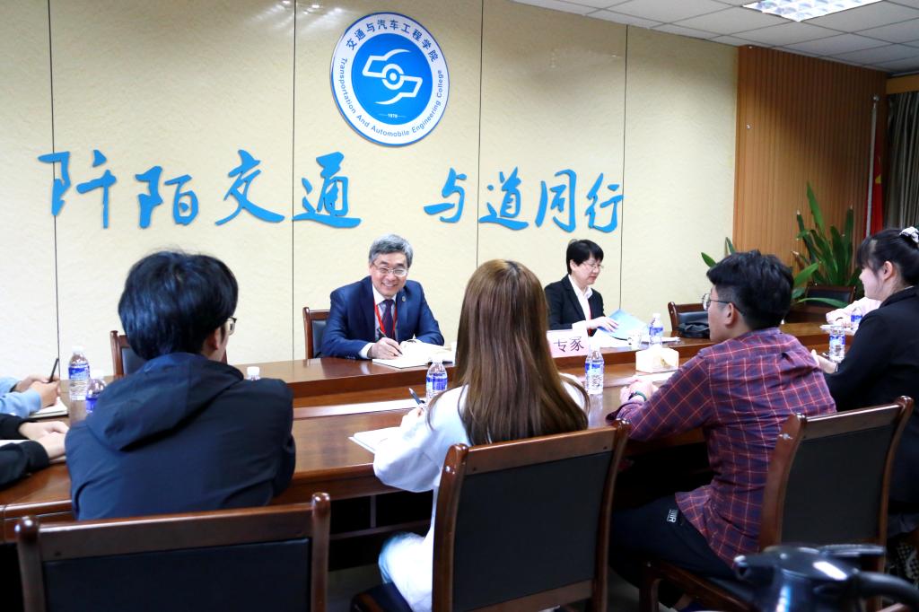 专家组与低年级学生代表座谈