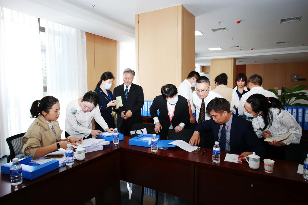 专家查阅我校第一临床医学院资料