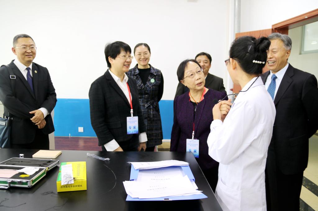 专家组走访医学实验中心外科操作训练室